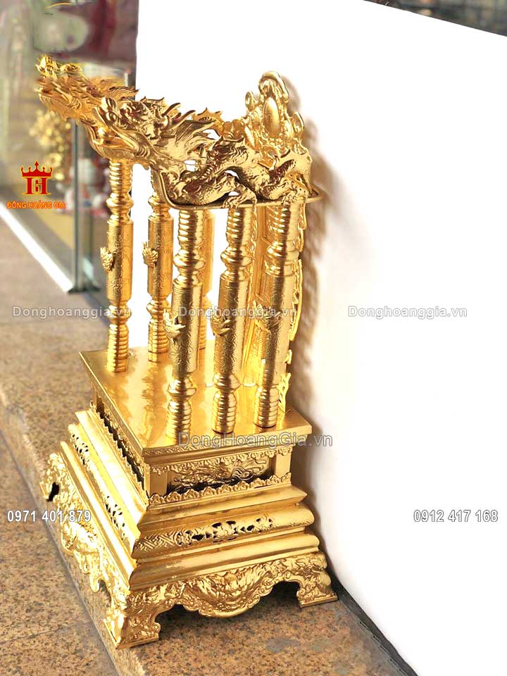 Ngai thờ được bày trí ở vị trí chính giữa trong cùng của bàn thờ cúng